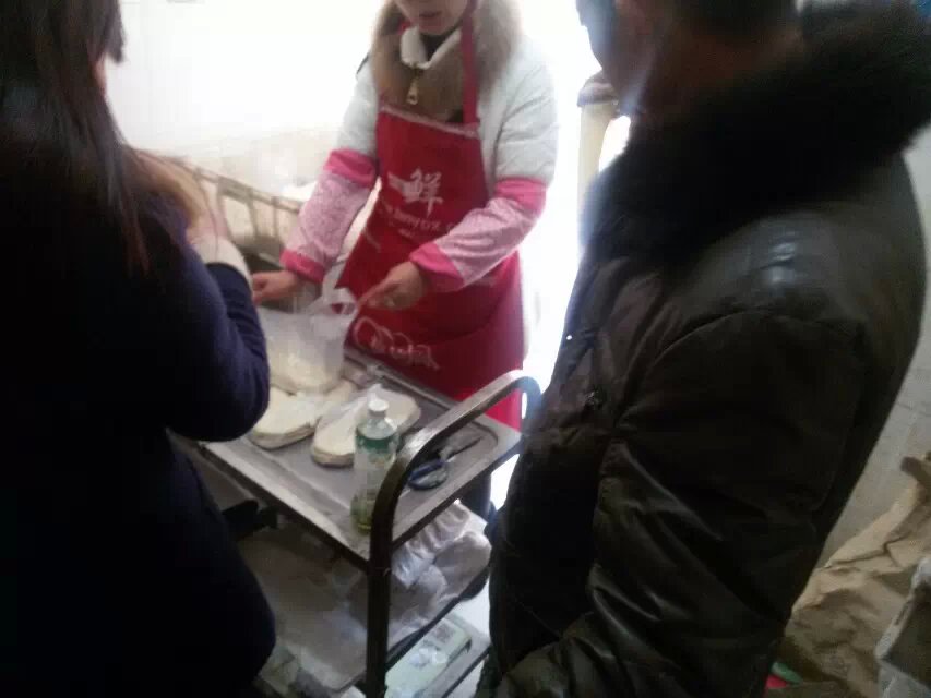 工作人員給客戶介紹一品鮮燴面機生產(chǎn)出來的面坯特點