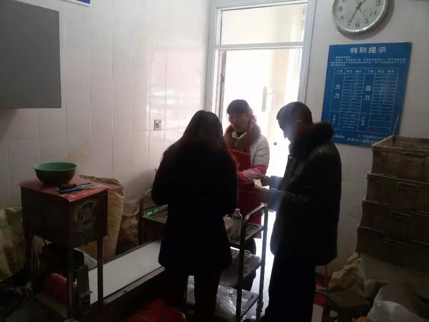 客戶親手拉 燴面坯 觀察面坯的勁道程序