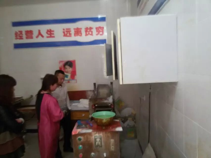 十堰陳先生前來考察一品鮮燴面機(jī)并簽訂合作協(xié)議